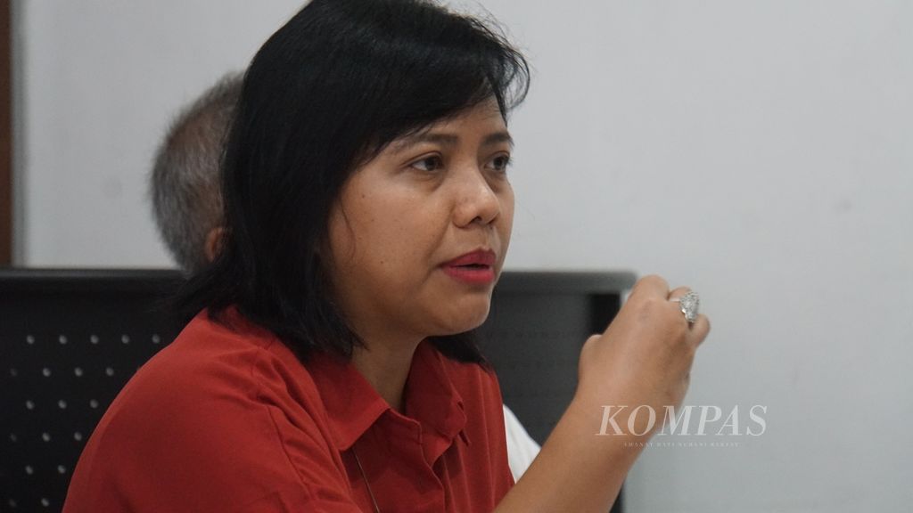 Bivitri Susanti, pengajar hukum tata negara dari Sekolah Tinggi Ilmu Hukum Jentera, menyampaikan pendapatnya tentang hasil pilihan Panitia Seleksi Calon Pimpinan KPK di Kantor Pusat Kajian Anti Korupsi UGM, Yogyakarta, Rabu (28/8/2019).