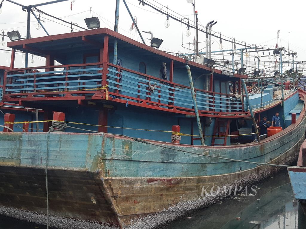 Polisi memeriksa kapal tempat penemuan dua korban tewas di Pelabuhan Perikanan Nusantara Kejawanan, Kota Cirebon, Jawa Barat, Selasa (23/4/2024). Sebanyak dua anak buah kapal diduga tewas dan seorang lainnya kritis saat membersihkan palka di kapal itu.