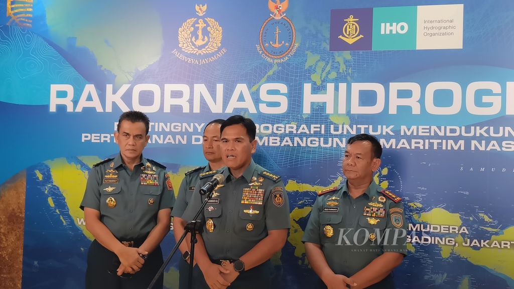 Kepala Staf TNI AL Laksamana Muhammad Ali, Komandan Pushidrosal Laksamana Madya Budi Purwanto (kanan), dan petinggi TNI AL saat konferensi pers Rapat Koordinasi Nasional Hidrografi Pushidrosal di Jakarta, Selasa (25/6/2024).