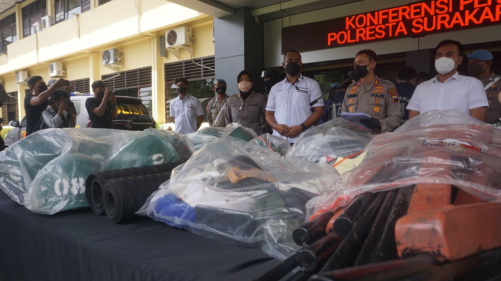 Barang-barang bukti dalam kasus dugaan penganiayaan resimen mahasiswa UNS ditampilkan di Markas Polres Kota Surakarta, Jawa Tengah, Senin (3/1/2022). Dalam kasus tersebut, ada dua orang tersangka, yaitu NFM dan FPJ. Keduanya merupakan senior dari korban tewas.