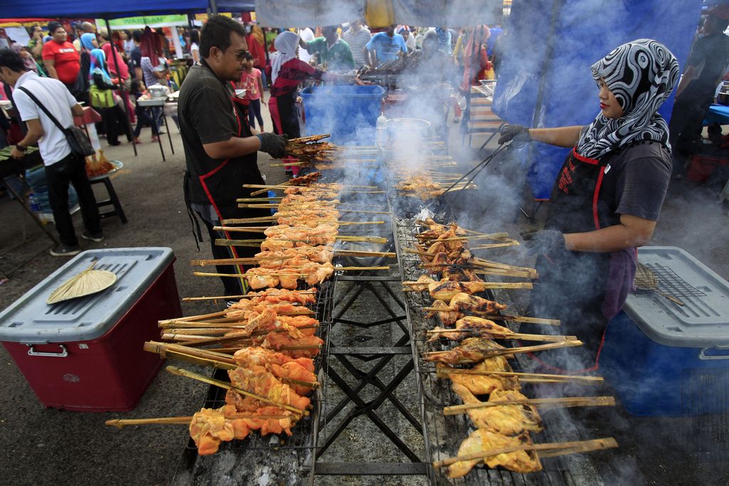 Hidangan lokal Malaysia, ayam percik, disiapkan dalam salah satu Bazar Ramadhan di Shah Alam, Kuala Lumpur, Malaysia, Sabtu, 5 Juli 2014. Malaysia meriah dengan Bazar Ramadhan setiap bulan puasa. 