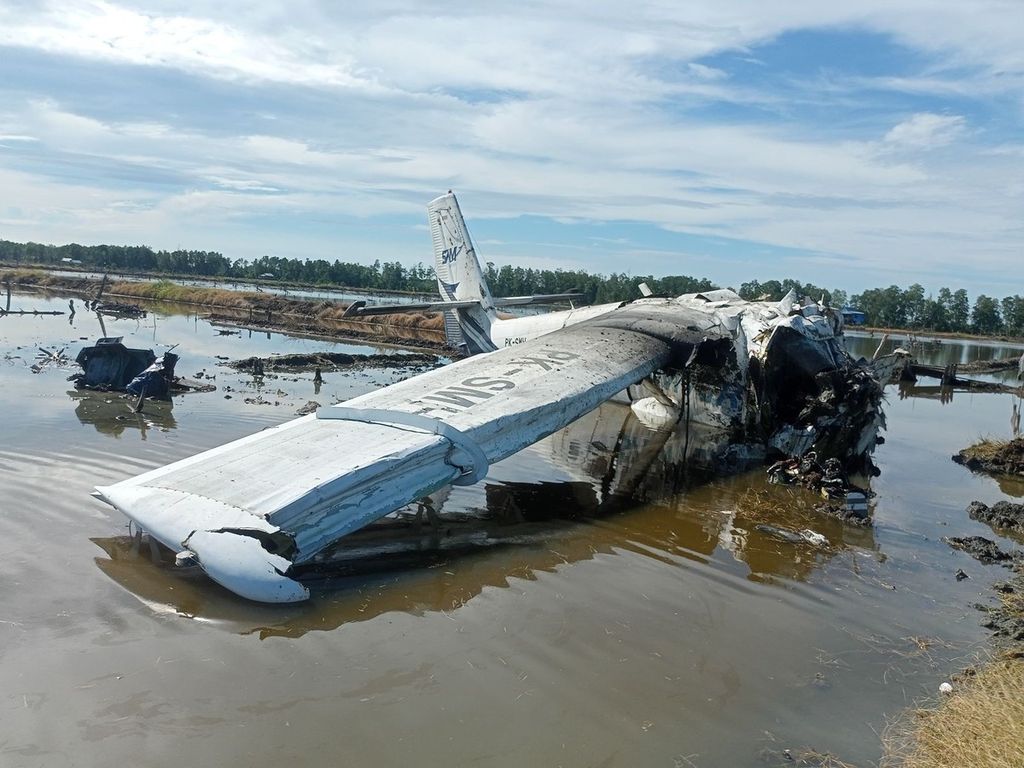 Pesawat SAM Air dengan nomor registrasi PK-SMH jatuh di sekitar Bandara Bumi Panua Pohuwato, Minggu (20/10/2024). Empat orang tewas dalam kejadian itu.