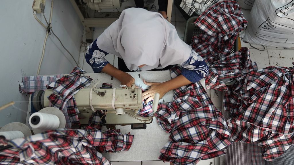 Aktivitas pekerja menjahit pakaian di GGS Fashion di Perkampungan Industri Kecil (PIK) Pulogadung, Penggilingan, Cakung, Jakarta Timur, Kamis (3/11/2022). Usaha kecil dan menengah garmen di kawasan tersebut dalam tiga bulan terakhir ordernya mengalami penurunan. 