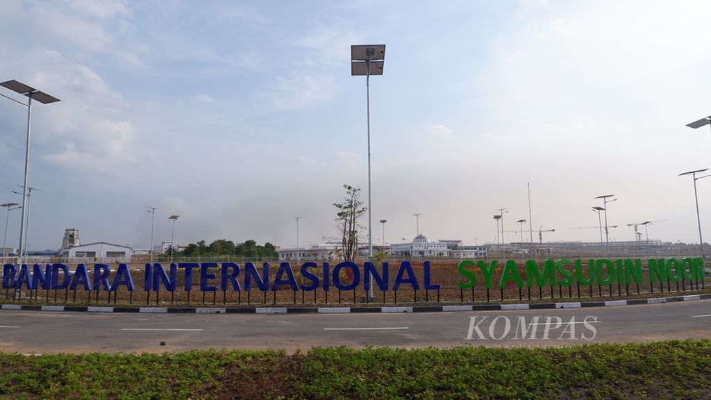 Plang nama Bandar Udara Internasional Syamsudin Noor Banjarmasin di Banjarbaru, Kalimantan Selatan, Selasa (6/8/2019).