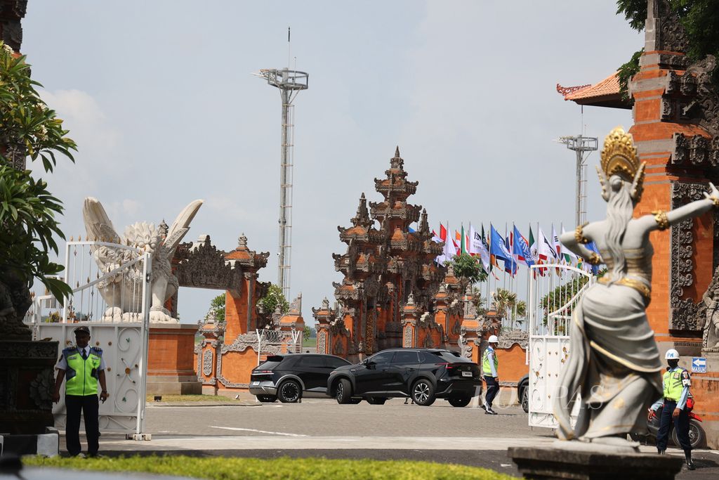 Rombongan mobil penjemput delegasi peserta KTT G20 memasuki Terminal VVIP Bandara Ngurah Rai, Bali, Minggu (13/11/2022). Delegasi dari sejumlah negara mulai berdatangan ke Bali untuk mengikuti puncak KTT G20.