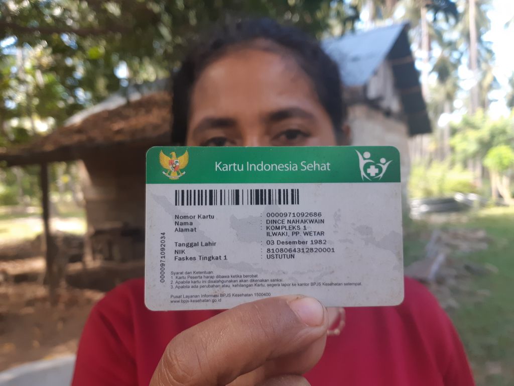 Dince Lodwakla (40), warga Desa Ilwaki, Pulau Wetar, Kabupaten Maluku Barat Daya, Maluku, menunjukkan Kartu Indonesia Sehat miliknya pada Senin (8/8/2022). Lebih dari separuh warga di pulau yang berbatasan langsung dengan Timor Leste itu mengakses kesehatan gratis. 