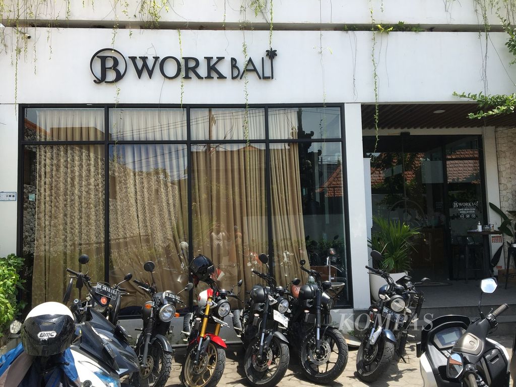 Suasana halaman depan BWork Bali Coworking Space yang berlokasi di Canggu, Kecamatan Kuta Utara, Kabupaten Badung, Bali, pada Jumat (7/4/2023).