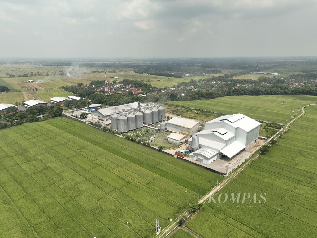 PT Surya Pangan Semesta rice processing factory in Ngawi, East Java, Monday (1/4/2024).