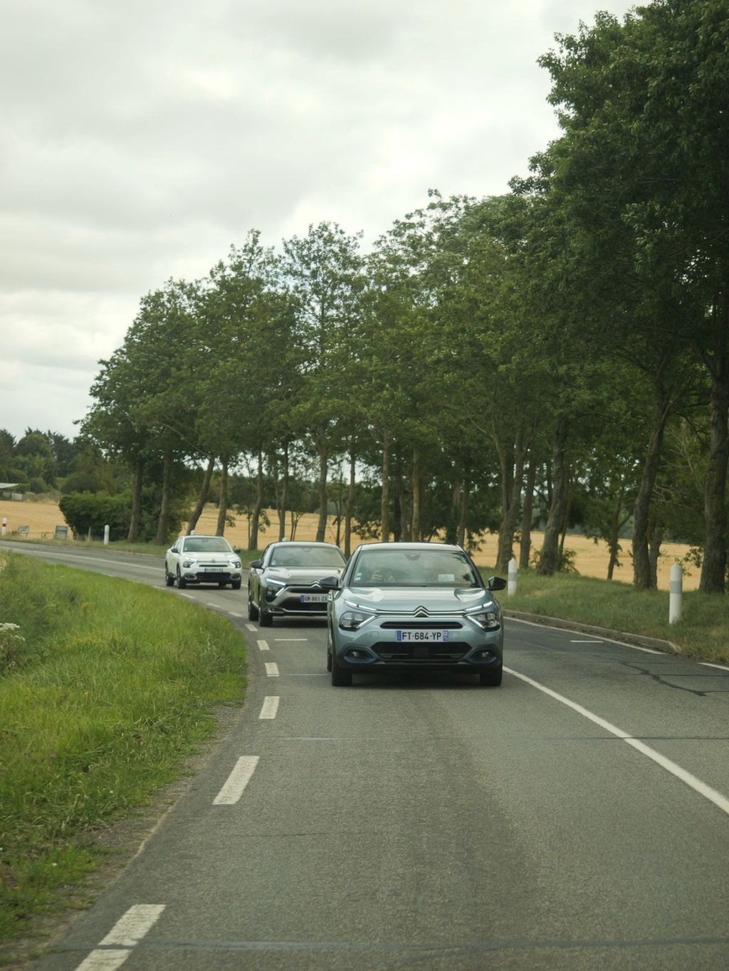 Rombongan berbagai model terbaru Citroen, termasuk mobil listrik Citroen e-C4, melaju menuju kota Évreux dari Paris, Perancis, pada Rabu (19/7/2023), 