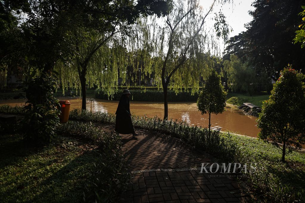Warga berjalan menyusuri jalur joging di Taman Cattleya, Jakarta Barat, Jumat (5/1/2024). 