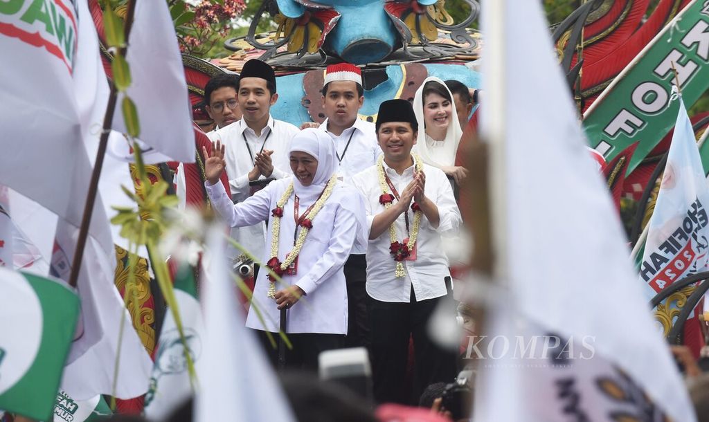 Dengan menaiki kendaraan hias seni tradisi Madura Ul Daul Khofifah Indar Parawansa dan Emil Elestianto Dardak menuju Kantor KPU Jatim untuk mendaftar menjadi peserta Pilkada Jatim, Surabaya, Rabu (28/8/2024). 