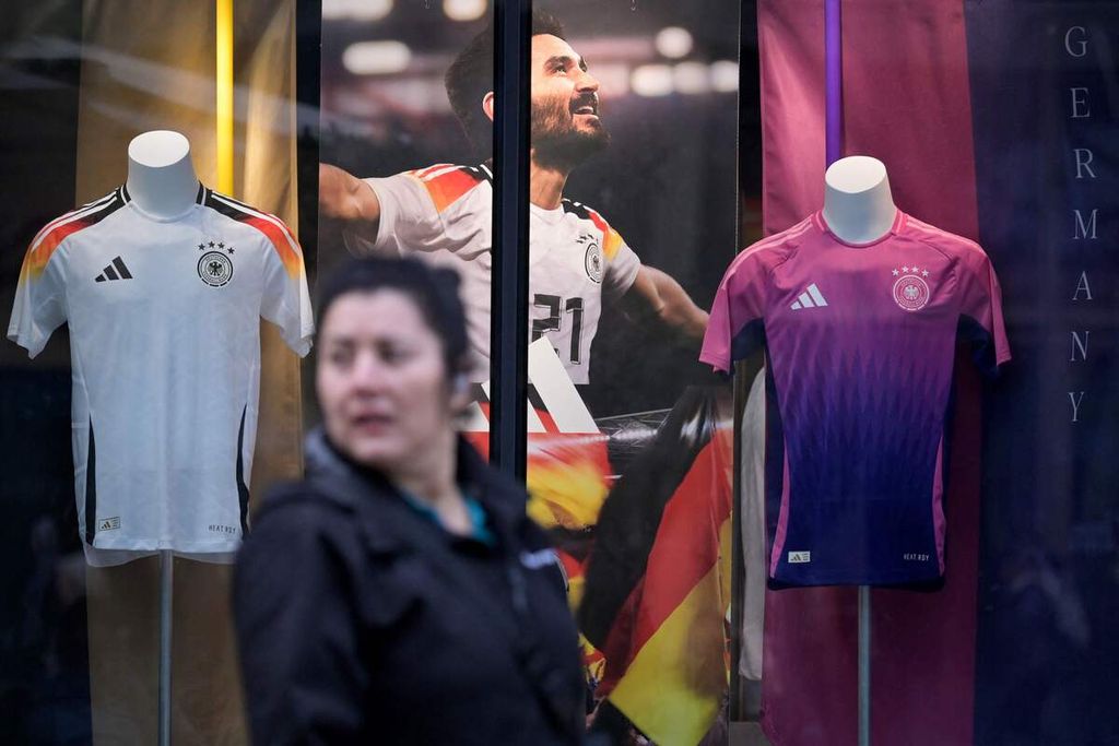 Jersei timnas Jerman buatan Adidas dalam sebuah toko di Frankfurt, Jerman, Jumat (22/3/2024). Jersei timnas Jerman yang sebelumnya dibuat Adidas selama berpuluh-puluh tahun akan dibuat oleh Nike mulai tahun 2027. 