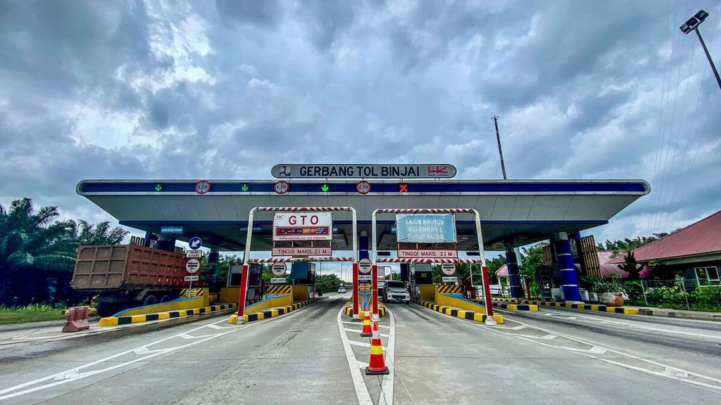 Kendaraan melintas  di Gerbang Tol Binjai, Kota Binjai, Sumatera Utara, Senin (24/4/2023).  