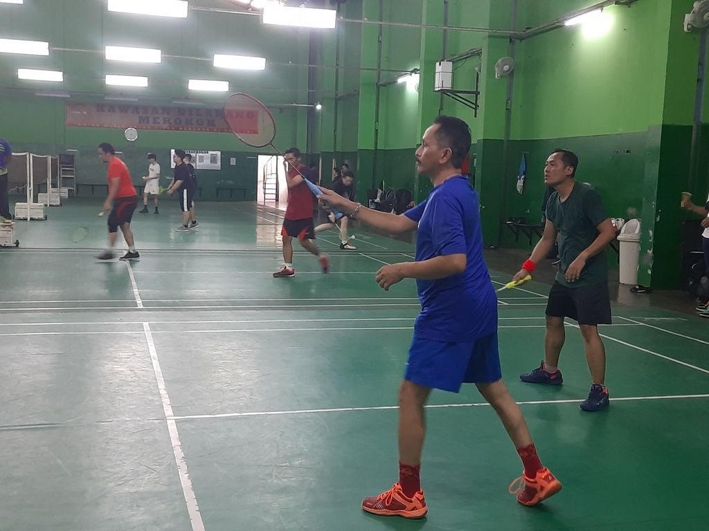 Sejumlah karyawan Samudera Indonesia sedang berlatih bulu tangkis guna mempersiapkan diri dalam kompetisi antar perusahaan di Diaz Badminton Hall, Jakarta Barat pada Rabu (16/11/2022). Penjaga Diaz Badminton Hall, Selvi Farhana (29) mengatakan, mayoritas penyewa lapangan bulu tangkis adalah para karyawan kantor.