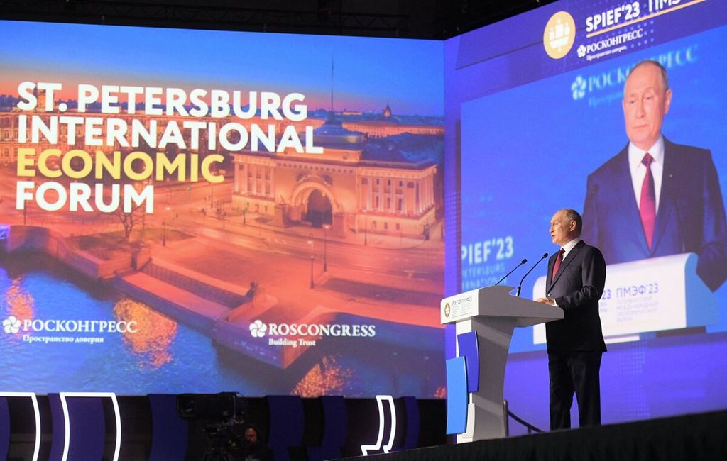 Presiden Rusia Vladimir Putin berpidato pada sesi pleno Forum Ekonomi Internasional Saint Petersburg atau Saint Petersburg International Economic Forum (SPIEF) di Saint Petersburg, Rusia, Jumat (16/6/2023). 