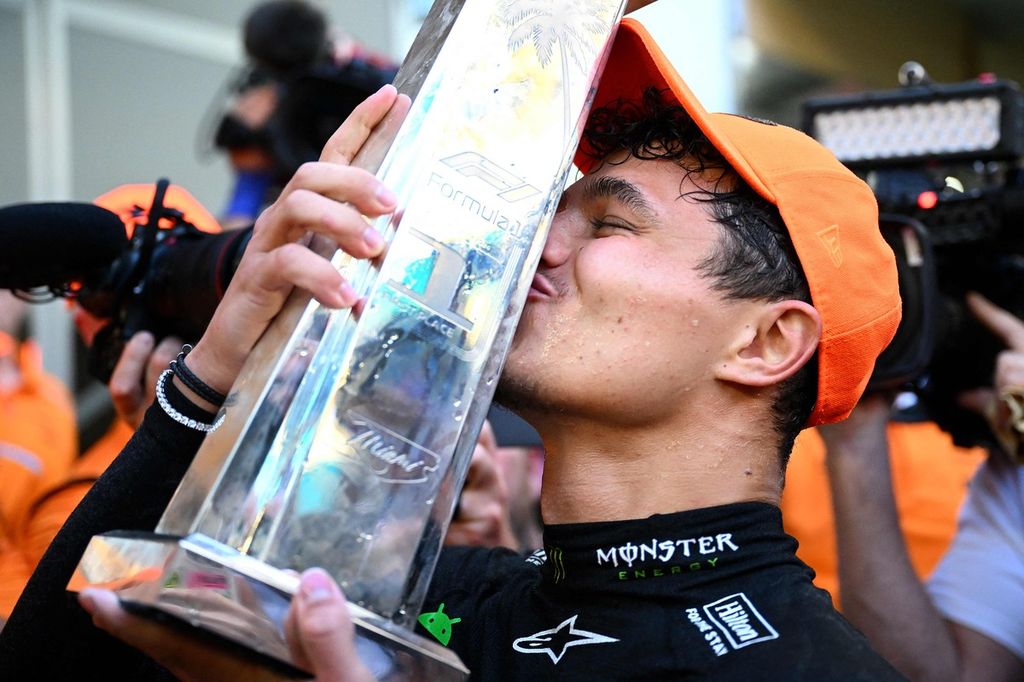 Lando Norris, a McLaren racer, celebrated his victory in the F1 championship at the United States Grand Prix held at the Miami International Autodrome circuit in Miami, Florida, USA, on Sunday (5/5/2024).