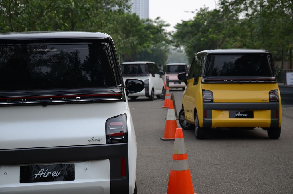 Uji perdana mobil listrik mini Wuling Air ev dengan rute zig-zag di kawasan kluster Nava Park, BSD City, Kabupaten Tangerang, Banten, Jumat (19/8/2022).