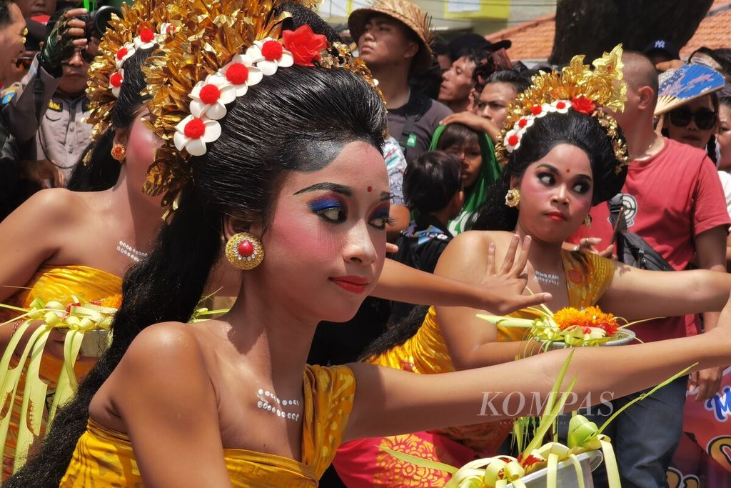 Tari Pendet ditampilkan sebelum dimulainya Parade Ogoh-ogoh dalam rangka hari raya Nyepi Tahun Baru Saka 1945 yang berlangsung di Jalan Pejanggik, Kota Mataram, Nusa Tenggara Barat, Selasa (21/3/2023). Parade tersebut diikuti sekitar 20.000 orang lebih dari berbagai wilayah di Pulau Lombok. 