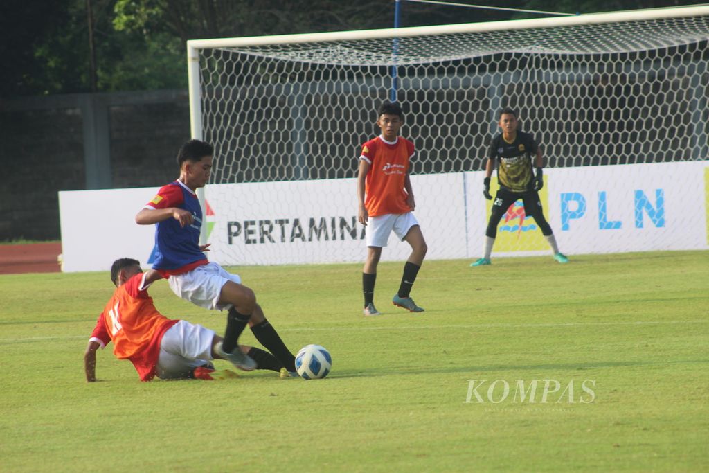 Sejumlah pemain sedang mengikuti seleksi timnas U-17 di Lapangan Atletik, kompleks Olahraga Jakabaring, Palembang, Sumatera Selatan, Jumat (14/7/2023). Mereka yang terpilih akan mengikuti pemusatan latihan bersama tim yang sudah ada lebih dulu, yakni timnas U-16 yang menjuarai AFF 2022 lalu dan para pemain diaspora. 