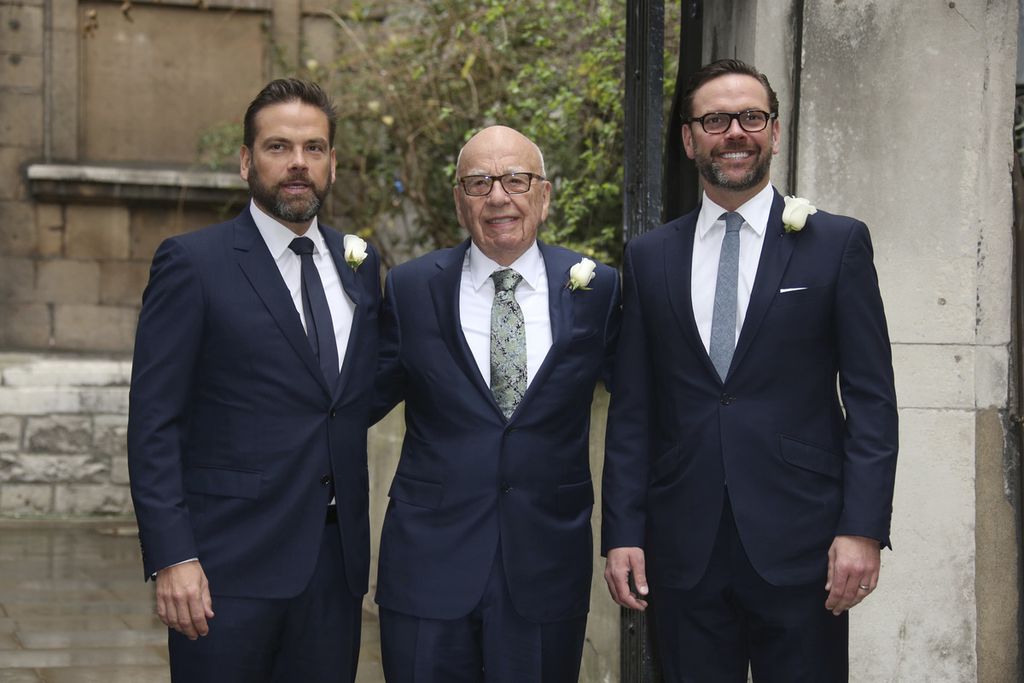 (Dari kiri ke kanan) Lachlan Murdoch, Rupert Murdoch, dan James Murdoch tiba di Gereja St Bride, London, Inggris, 5 Maret 2016, untuk mengikuti upacara pernikahan Rupert Murdoch dan Jerry Hall. 