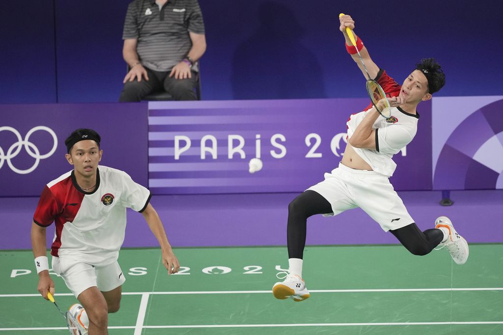 Ganda putra Indonesia, Fajar Alfian/Muhammad Rian Ardianto, mengembalikan kok ke ganda China, Liang Weikeng/Wang Chang, pada perempat final Olimpiade Paris 2024 di Stadion La Chapelle Arena, Paris, Perancis, Kamis (1/8/2024). Fajar/Rian kalah dengan skor 22-24, 20-22.