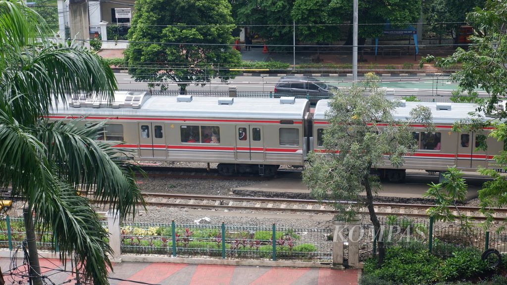Kereta rel listrik atau KRL memasuki Stasiun Palmerah di Jakarta, Sabtu (4/3/2023). Tahun ini, sebanyak 10 rangkaian KRL direncanakan dikonservasi atau dipensiunkan karena usia pakainya sudah terlalu lama.