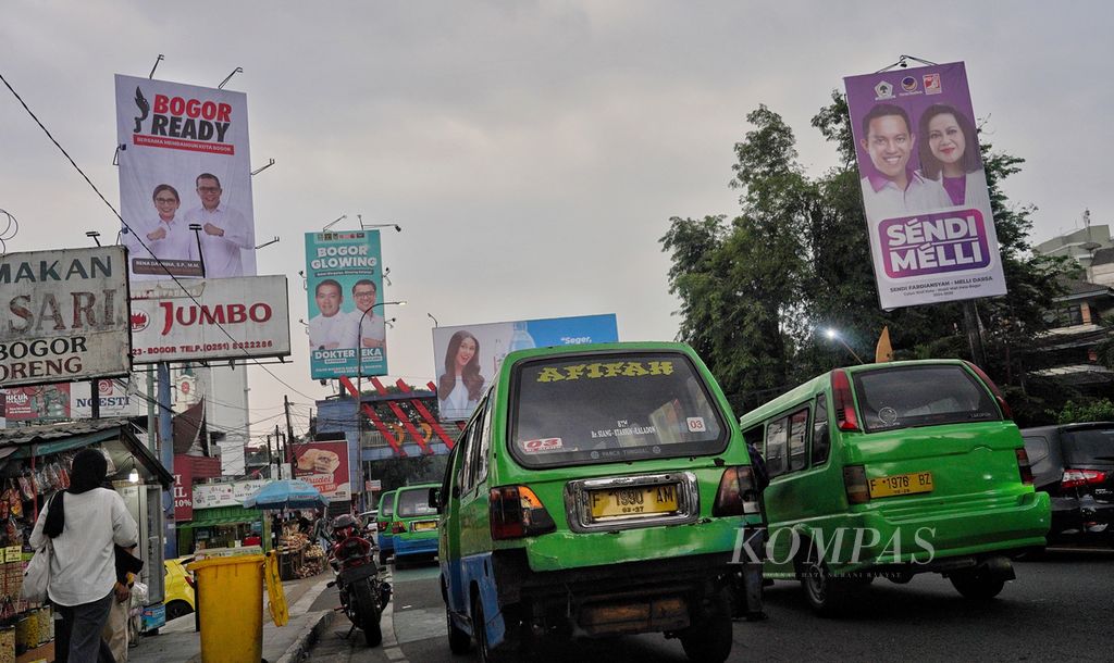 Sejumlah baliho para pasangan bakal calon peserta Pilkada Kota Bogor 2024 terlihat di Jalan Pajajaran, Kota Bogor, Jawa Barat, Senin (16/9/2024). 