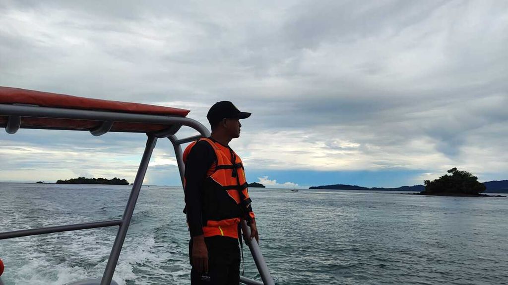 Petugas Kantor Pencarian dan Pertolongan (SAR) menyisir laut untuk mencari satu korban perahu tenggelam yang belum ditemukan di Kabupaten Lingga, Kepulauan Riau, Selasa (11/7/2023).