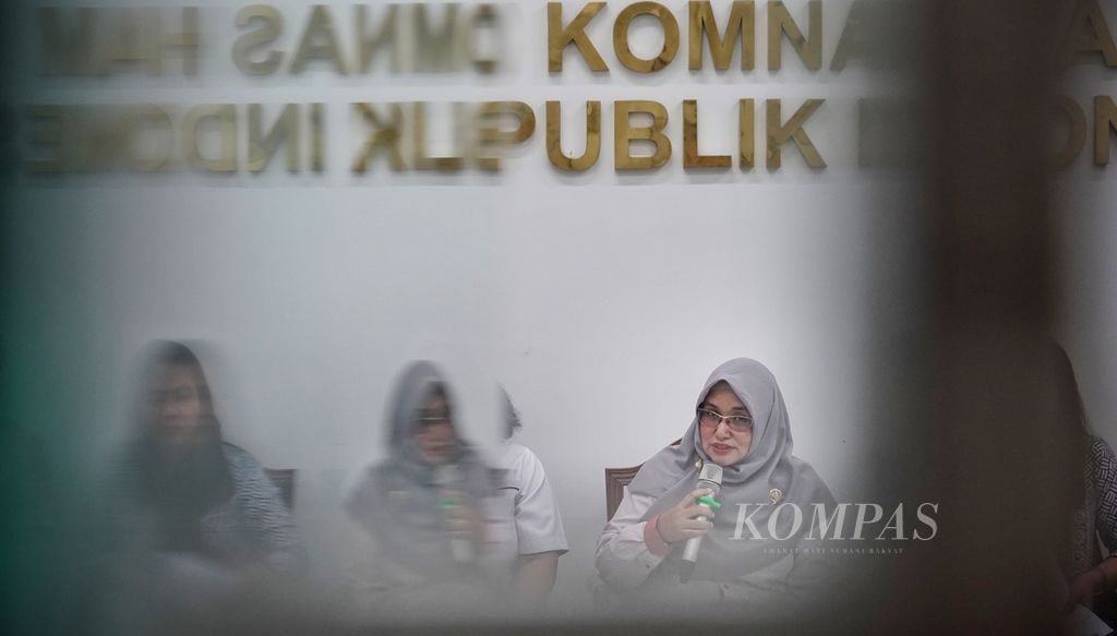 Komisioner Pendidikan dan Penyuluhan Komnas HAM Putu Elvina saat memberikan paparan dalam Peringatan Hari Internasional Menentang Penyiksaan di Kantor Komisi Nasional Hak Asasi Manusia (Komnas HAM), Jakarta, Senin (26/6/2023). 