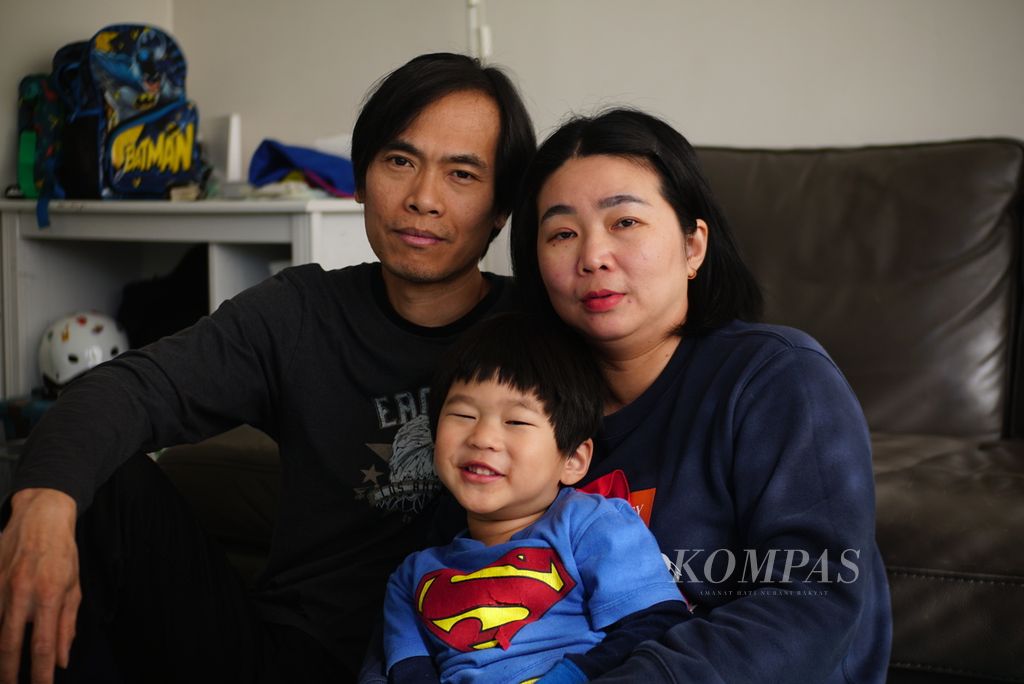 Martin Cahyo (45), Lily Lumintang (43), dan anak bungsu mereka, Raphael (3), ketika ditemui di rumah mereka di Kew, di timur Melbourne, Australia, pada Sabtu (24/8/2024). 