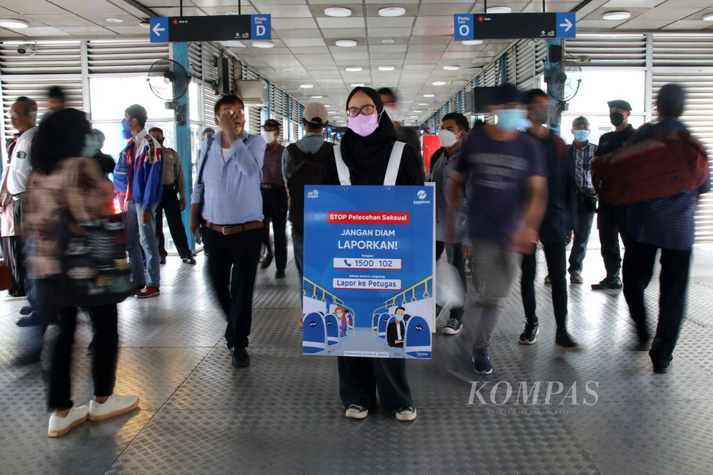 Petugas Transjakarta membawa poster stop pelecehan seksual saat peluncuran kampenya gerakan tersebut di Halte Transjakarta Harmoni, Jakarta, Jumat (5/8/2022).