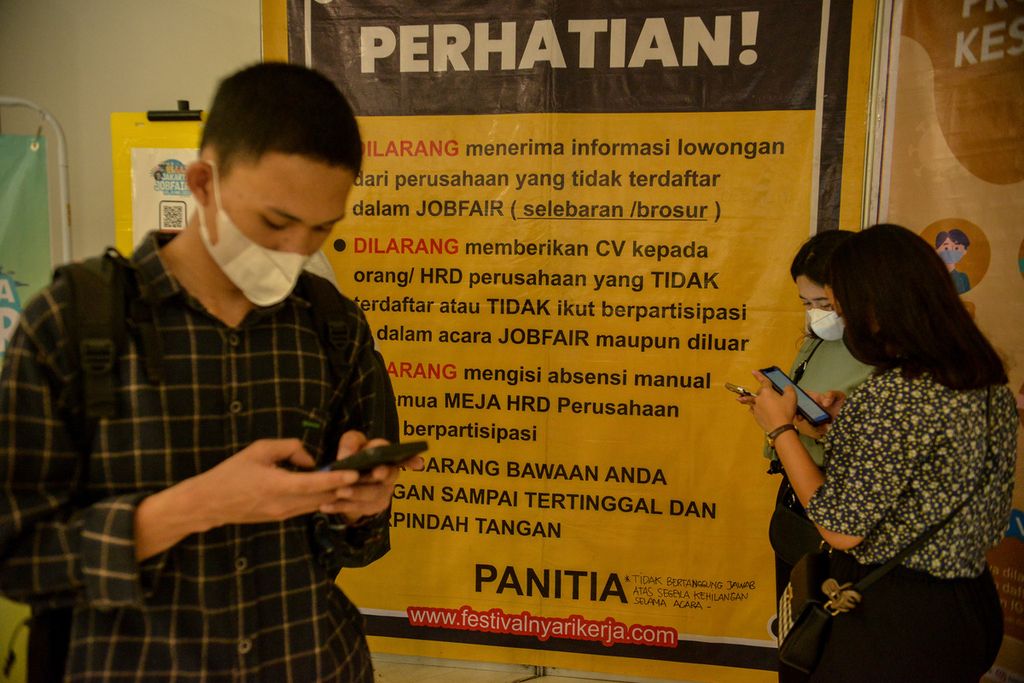 Spanduk berisi larangan yang tidak boleh dilakukan oleh para pencari kerja di acara Jakarta Job Fair 2023 di Plaza Semanggi, Jakarta Selatan, Selasa (30/5/2023). Sekitar 40 perusahaan yang terdiri dari perbankan, asuransi, pengembangan sumber daya manusia, farmasi, hingga jaringan waralaba membuka lowongan kerja di acara ini. 