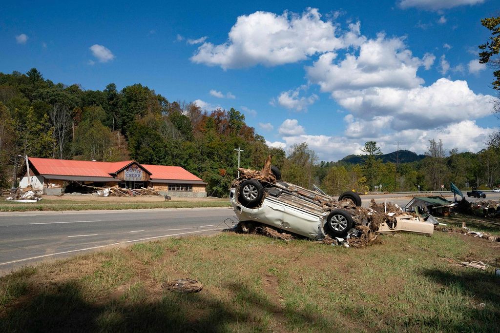 Sisa dampak badai Helene terlihat di  Burnsville, North Carolina, Amerika Serikat, Sabtu (5/10/2024).