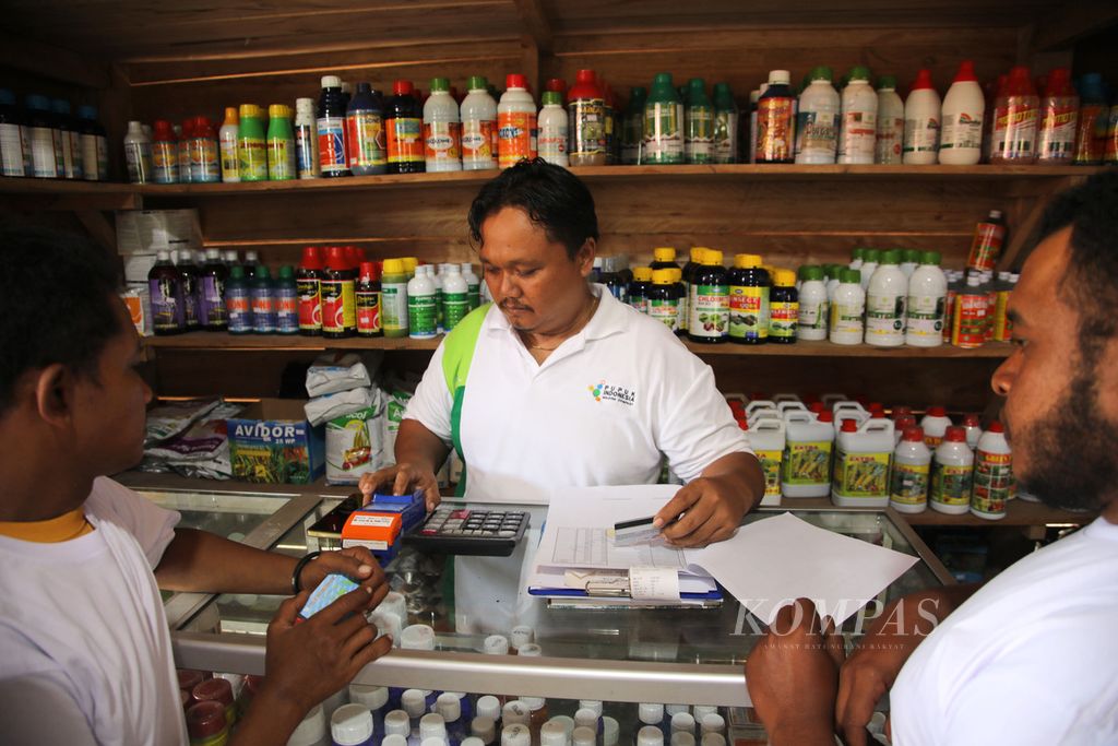 Pengecer melayani petani yang akan menebus pupuk bersubsidi di salah satu pengecer pupuk bersubsidi di Kampung Waninggap Kai, Distrik Semangga, Kabupaten Merauke, Papua Selatan, Selasa (23/7/2024). 