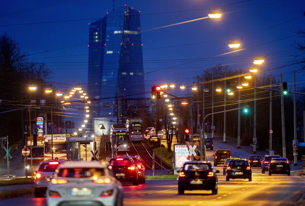 Warga mengemudikan kendaraan menuju kota Frankfurt, Jerman, 3 Februari 2023. Dalam laporan terbarunya, 11 April 2023, Dana Moneter Internasional (IMF) memperkirakan Jerman terkontraksi –0,1 persen pada 2023.  