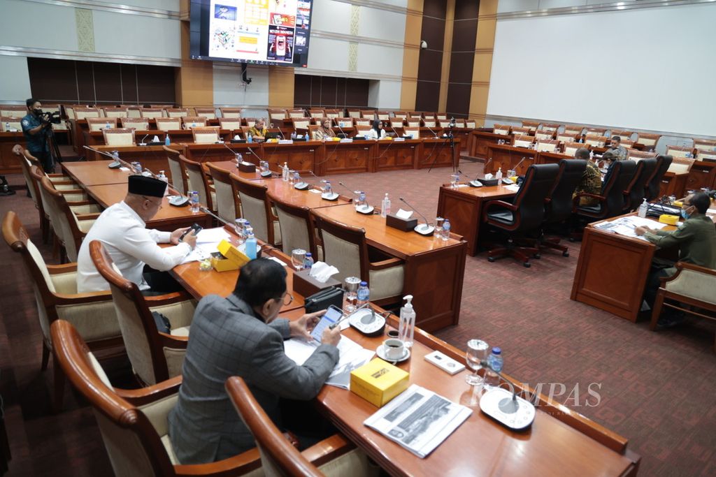 Suasana rapat antara Komisi I DPR dan sejumlah akademisi membahas revisi Undang-Undang Informasi dan Transaksi Elektronik di Kompleks Parlemen, Jakarta, Rabu (25/1/2023). 