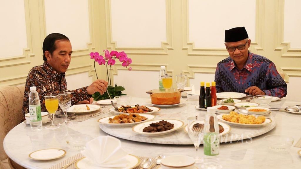 Presiden Joko Widodo menggelar makan siang bersama dengan Ketua Umum PP Muhammadiyah Haedar Nashir di Istana Merdeka, Jakarta, Jumat (13/1/2017).