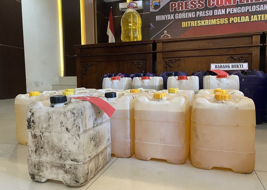 Evidence in the form of fake cooking oil was presented at a press conference at the Special Criminal Directorate of the Central Java Police, Tuesday (22/2/2022).