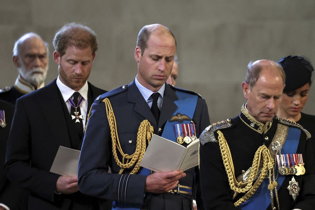 Pangeran William, Pangeran Wales (tengah), Pangeran Harry (kedua dari kiri), Pangeran Edward (kedua dari kanan), dan Meghan, Duchess of Sussex (istri Harry), mengikuti misa setelah peti jenazah Ratu Elizabeth II tiba di Westminster Hall setelah diarak dari Istana Buckingham di London, Inggris, Rabu (14/9/2022). 