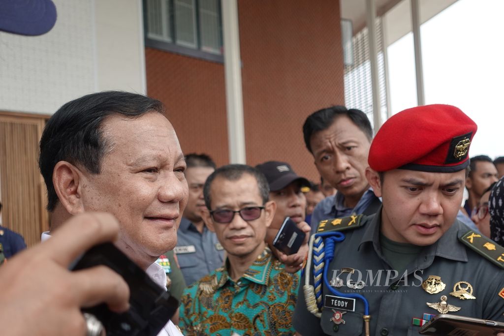Menteri Pertahanan Prabowo Subianto menjawab pertanyaan awak media seusai acara pelepasan bantuan kemanusiaan untuk Palestina di Pangkalan Tentara Nasional Indonesia Angkatan Udara Halim Perdanakusuma, Jakarta, Sabtu (4/11/2023).