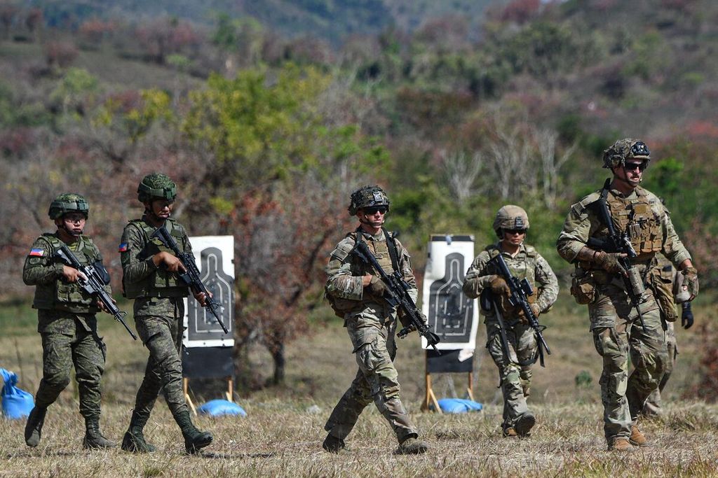 Prajurit Filipina dan Amerika Serikat menggelar latihan bersama di Benteng Magsaysay, Provinsi Nueva Ecija, Filipina, 31 Maret 2023. Ini adalah latihan militer terbesar yang dilakukan kedua negara itu sejak tahun 1990.  