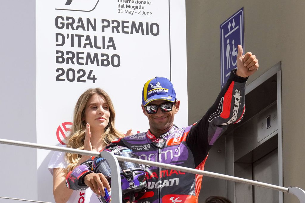 Pebalap Prima Pramac, Jorge Martin, melakukan selebrasi di atas podium setelah finis ketiga pada balapan MotoGP seri Italia di Sirkuit Mugello, Scarperia, Minggu (2/6/2024). Martin akan membalap untuk pabrikan Aprilia musim depan.