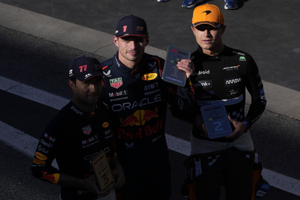 Peraih podium dalam sprint Formula 1 seri Brasil: pebalap Red Bull, Sergio Perez (kiri); pebalap Red Bull, Max Verstappen (tengah); dan pebalap McLaren, Lando Norris, Minggu (5/11/2023) dini hari WIB. 