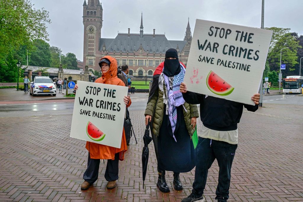Palestinian supporters demonstrate outside the International Court of Justice building in The Hague, Netherlands, Friday (24/5/2025). 