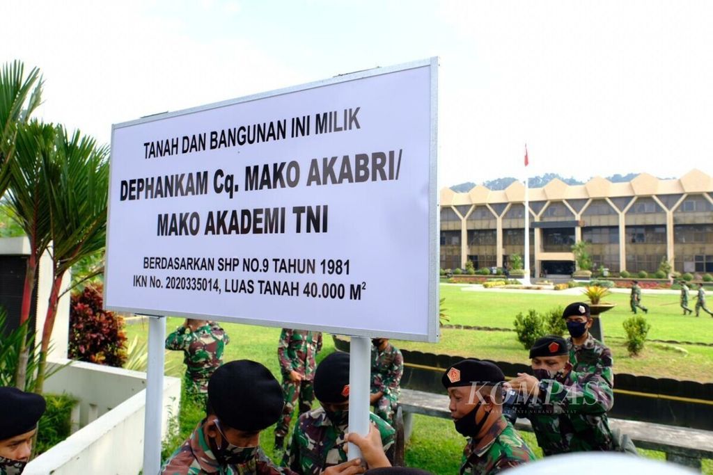 Sejumlahj personel TNI memasang papan penanda kepemilikan aset tanah TNI di kompleks perkantoran Pemerintah Kota Magelang, Jawa Tengah, Jumat (3/7/2020).