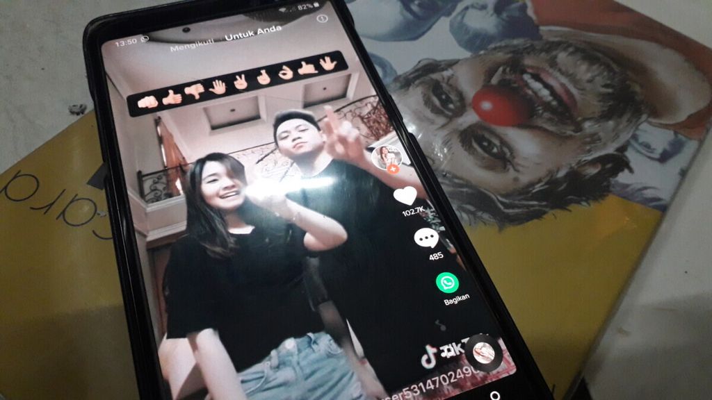 Display of the short video sharing service Tiktok which uses devices to create entertainment content, Monday (17/2/2020).
