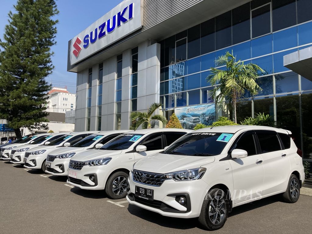 Deretan Suzuki All New Ertiga Hybrid siap diuju dalam perjalanan dari Surabaya menuju Kota Batu, Jawa Timur, Senin (20/06/2022).