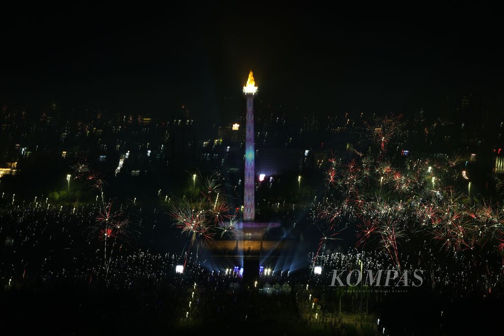 Nyala kembang api Tahun Baru di kawasan Monas, Jakarta, Senin (1/1/2024). 