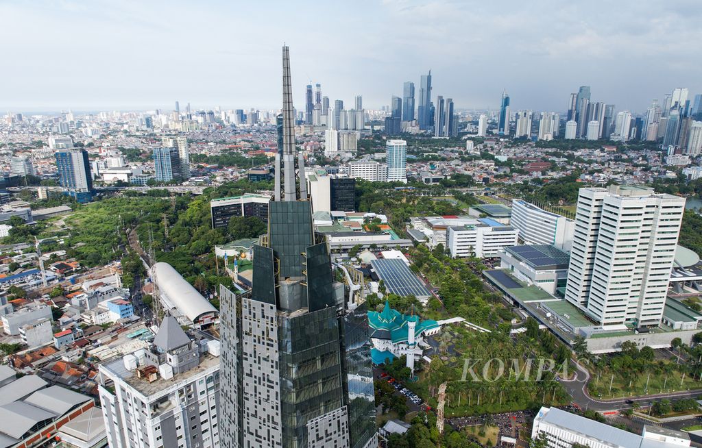 Ruang terbuka hijau di antara belantara gedung dan hunian yang memadati di kawasan jantung Jakarta, Kamis (25/1/2024). 