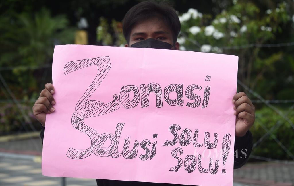 Anggota Aliansi Pelajar Surabaya membawa poster kecaman dalam aksi keprihatinan terkait PPDB SLTA Surabaya di depan Gedung Grahadi, Surabaya, Jawa Timur, Rabu (2/6/2021). Mereka menuntut dinas terkait untuk melakukan seleksi PPDB SLTA di Surabaya dengan transparan. 